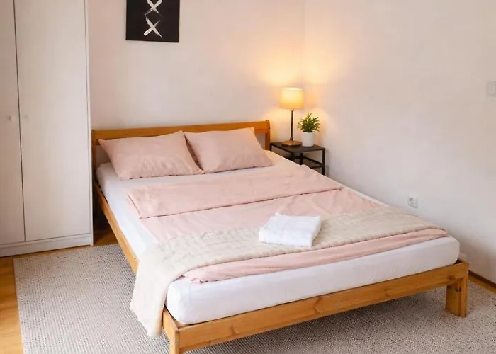 Гостьовий будинок Furnished With Terrace In