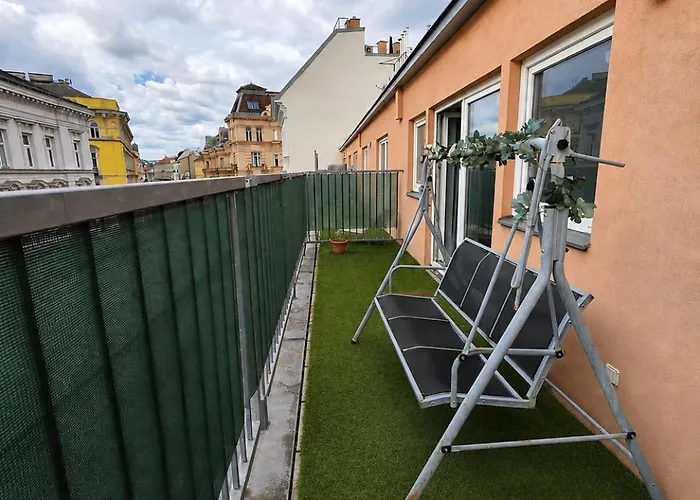 Гостьовий будинок Furnished With Terrace In